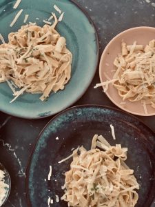 Read more about the article One Pot Pasta mit Spargel | Super schnelles Rezept für die ganze Familie | Mit veganer Alternative